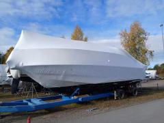 Krympplastad motorbåt