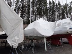 Krympplastad segelbåt